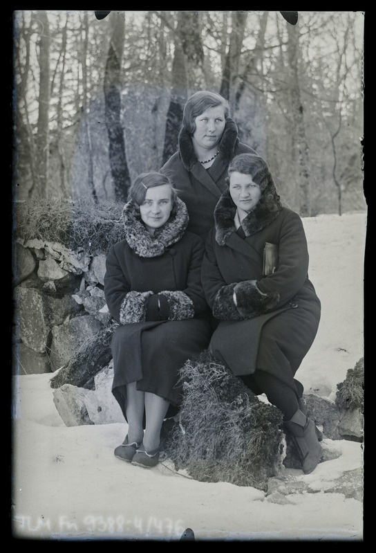 Grupiportree, I rida vasakult: kangakursuse juhataja, Herta Pääsuke; II r: Hilda Rebane.