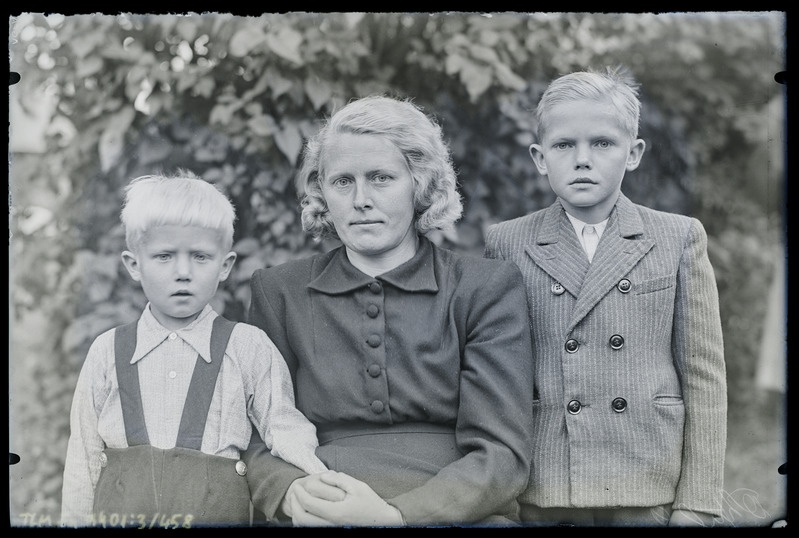 Grupipilt: naine kahe lapsega - Erich Völcker, Helga Völcker, Harry Völcker