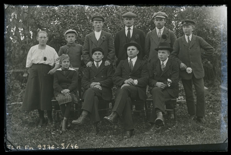 Grupiportree: Mehed koos ühe naise ja tütarlapsega; esimene rida istub, teine seisab