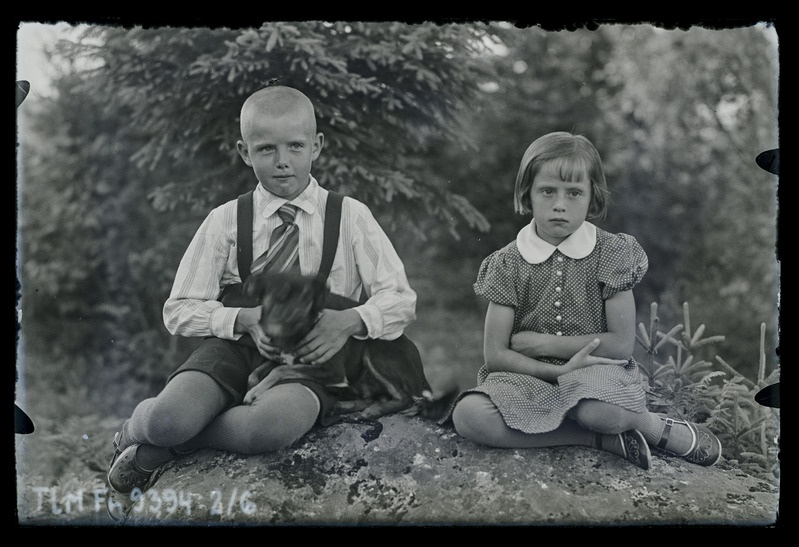 Kaksikportree vasakult: Lembit Kivistu ja Vaike Kivistu koeraga.