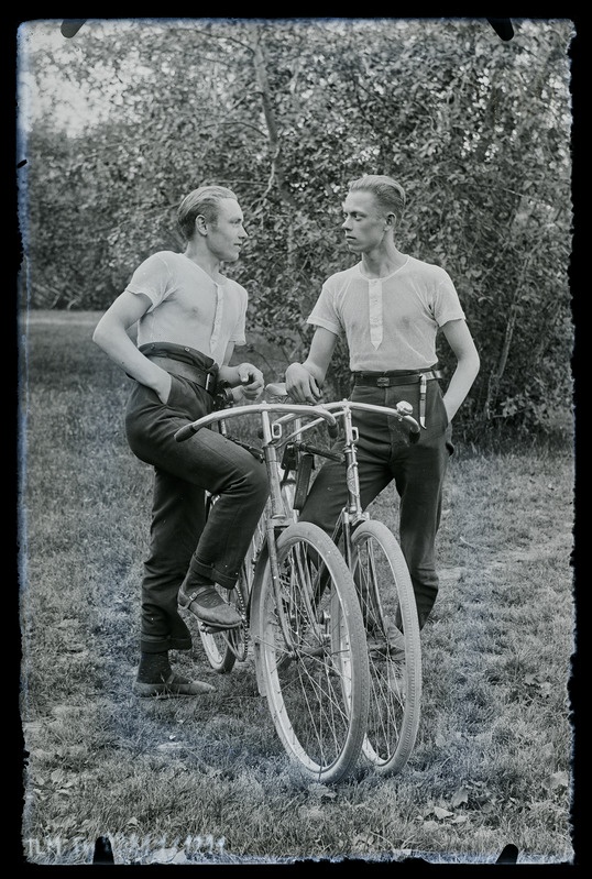 Kaksikportree: Gustav Lutsoja ja Hugo Tiik jalgratastega