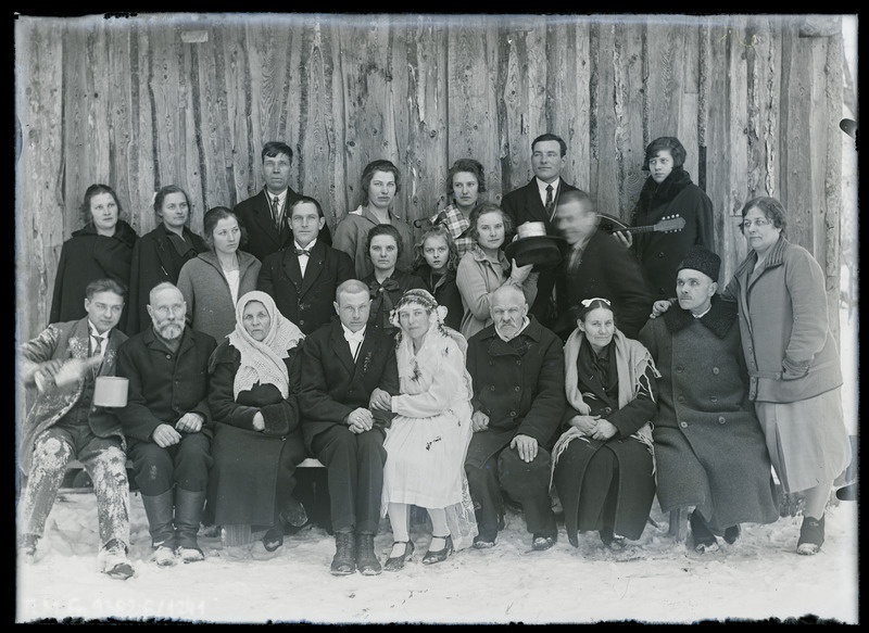 Grupiportree: pruutpaar Johannes ja Juuli Puulaid koos pulmakülalistega, Männime talu, Oru küla.