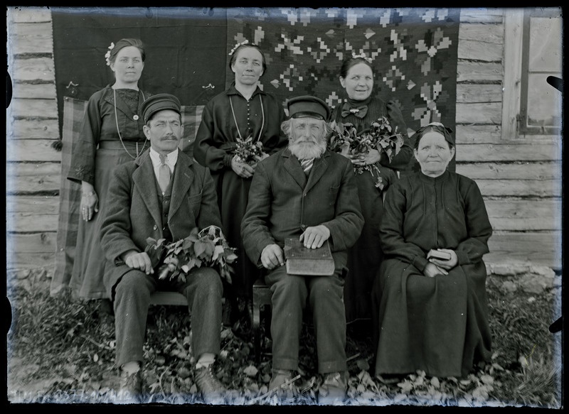 Grupiportree: kuus tundmatut naist ja meest fotograafile poseerimas.