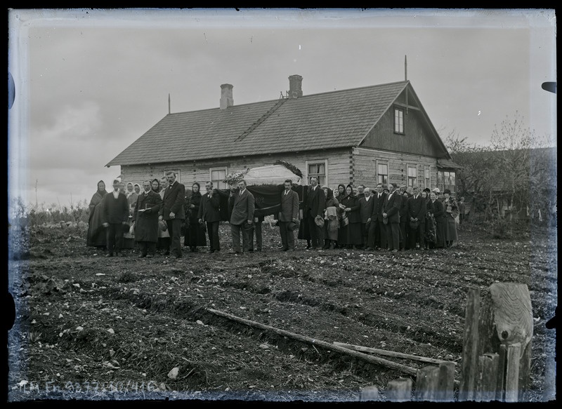 Grupiportree. Liine Tuttelbergi matus Kataveski talus, Tuhala külas. Poseerimiseks peatunud matuserongkäik kirstuga, taustal elumaja.