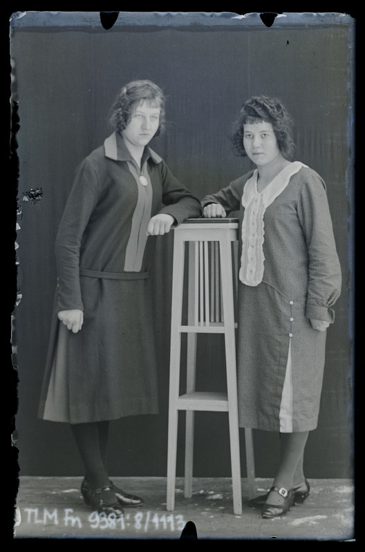 Grupiportree: kaks tundmatut naist