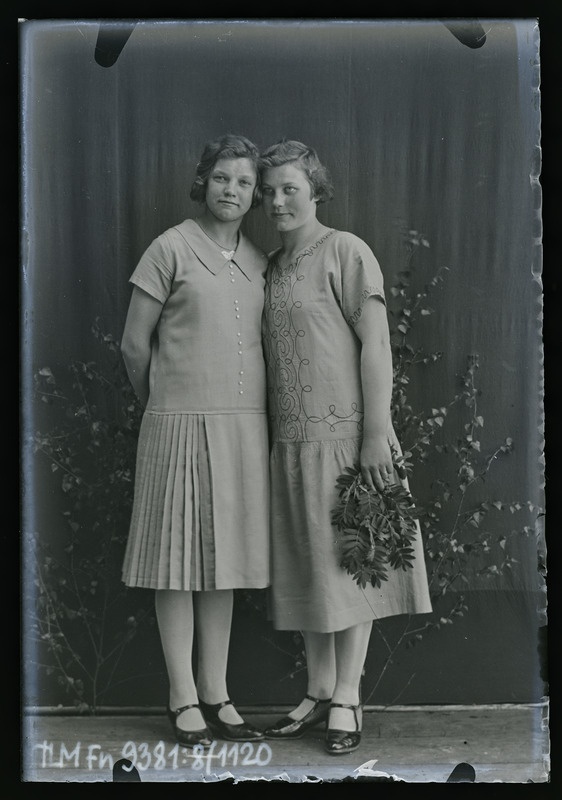 Grupiportree: kaks tundmatut neidu