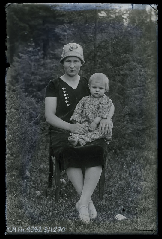 Kaksikportree: tundmatu naine väikelapsega