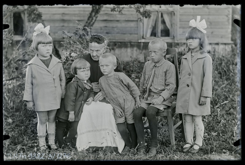Grupiportree: lapsed oma vanavanaemaga Sulu talus. Vasakult: Heljo Kattenbach (Kungla), Aksel Kattenbach (Kungla), Krõõt Viinamoor (laste vanavanaema), Edgar Kuutok, Osvald Kuutok, Ellen Moor.