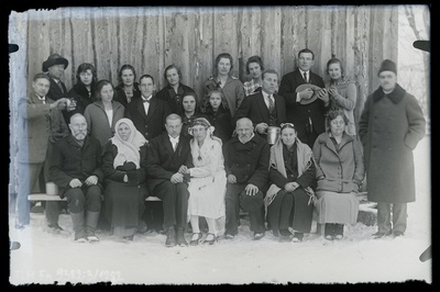 Grupiportree: pruutpaar Johannes ja Juuli Puulaid koos pulmakülalistega  similar photo