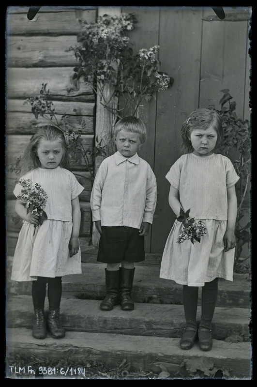 Grupiportree: tundmatud, kaks tüdrukut ja poiss