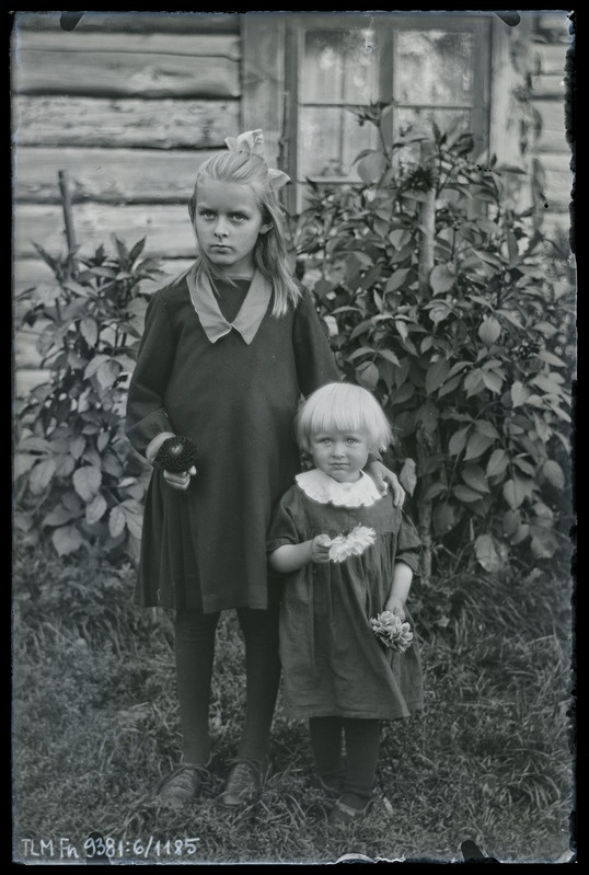 Grupiportree: Elvi Teder väikese õega