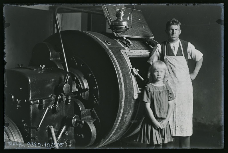 Kaksikportree: tundmatu mees  ja tundmatu tütarlaps Tuhala koorejaamas (sisevaade) Pärtlemäel