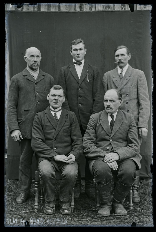 Grupiportree. I rida vasakult: Anton Verner, Gustav Puhasmets; II r v: Indrek Neeme, Arnold Topasia, August Orgmets