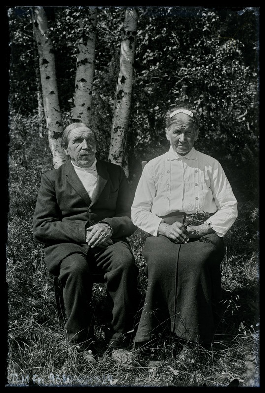 Grupiportree. Tundmatud: eakas mees ja eakas naine.