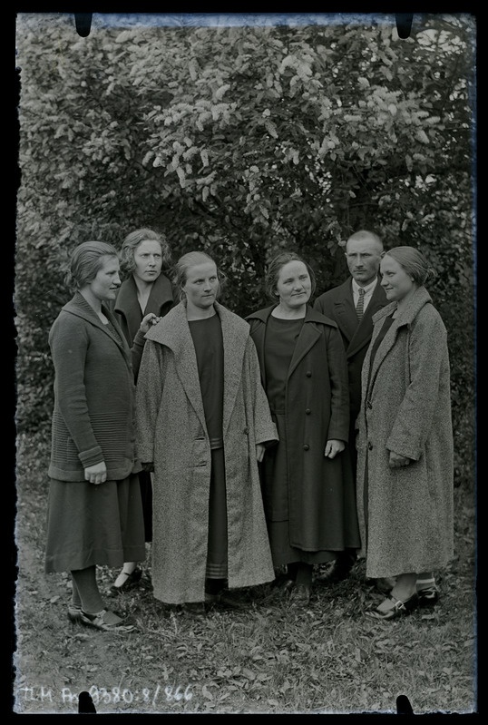Grupiportree: viis tundmatut naist ja tundmatu mees. Vasakult neljas Linda Lohu, viies Jaan Lohu. Teiste seas ka Aino Lohu.