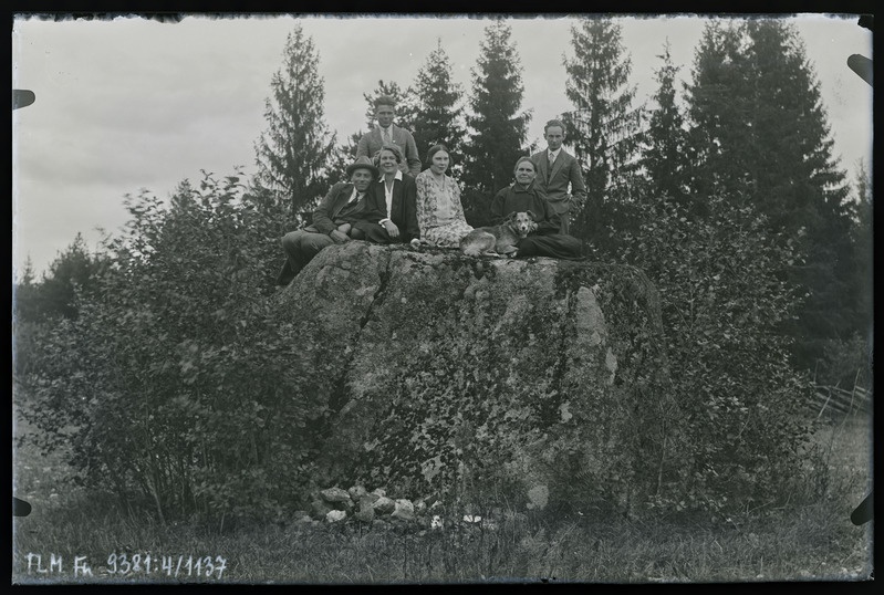 Pahkla külas Salu (Linnukivi) otsas. Vasakult: August Puurand, Liine Saag, Aleksander Vähi (seisab), Luise Vähi, Vähi ema, tundmatu mees (seisab) ja koer.