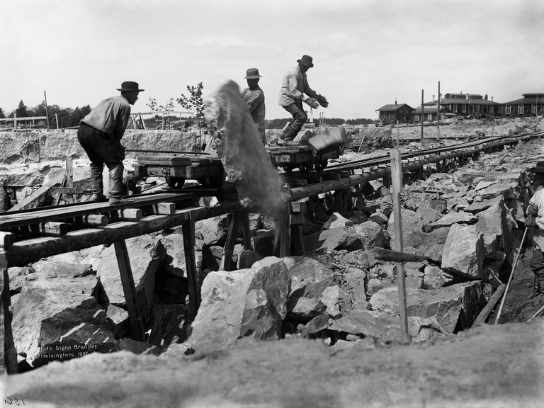 Kadunrakennustöitä nykyisen Perhonkadun kohdalla
