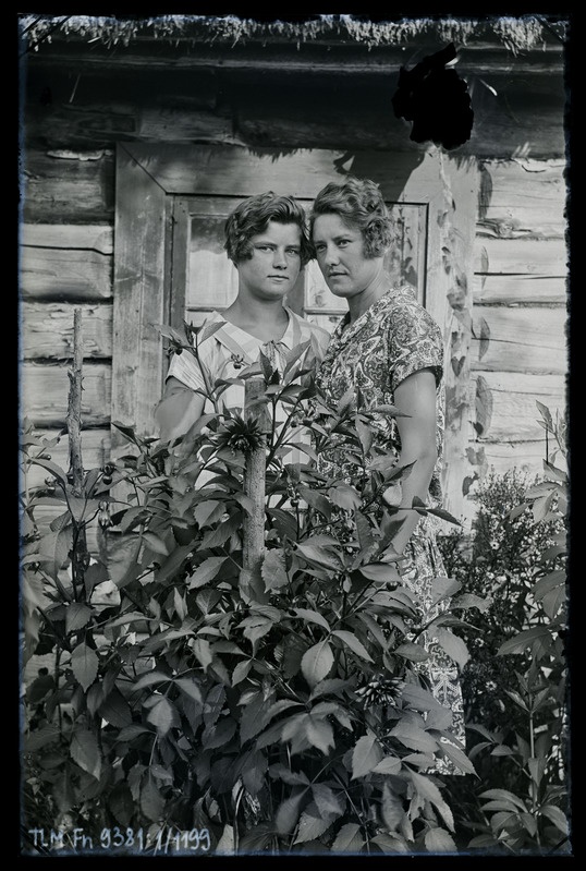 Kaksikportree: Anni Tamm ja tundmatu naine