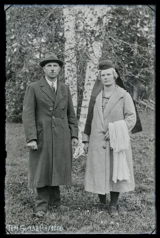 Kaksikportree: tundmatu mees ja tundmatu naine tanuga