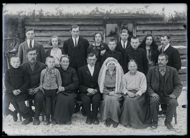 Grupiportree: pruutpaar August Aljas ja abikaasa koos pulmakülalistega