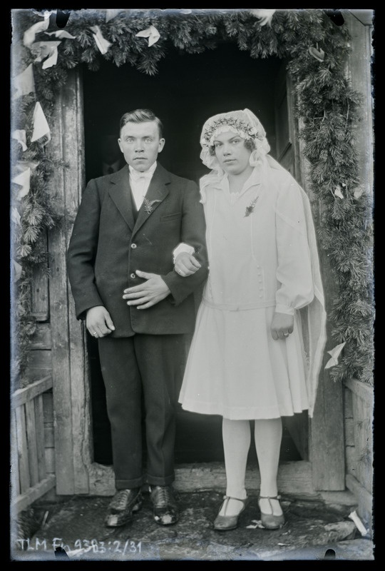 Kaksikportree: tundmatu pruutpaar fotograafile poseerimas.