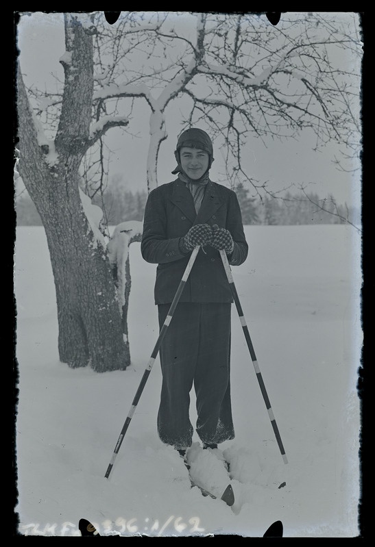 Tundmatu noormees suuskadega