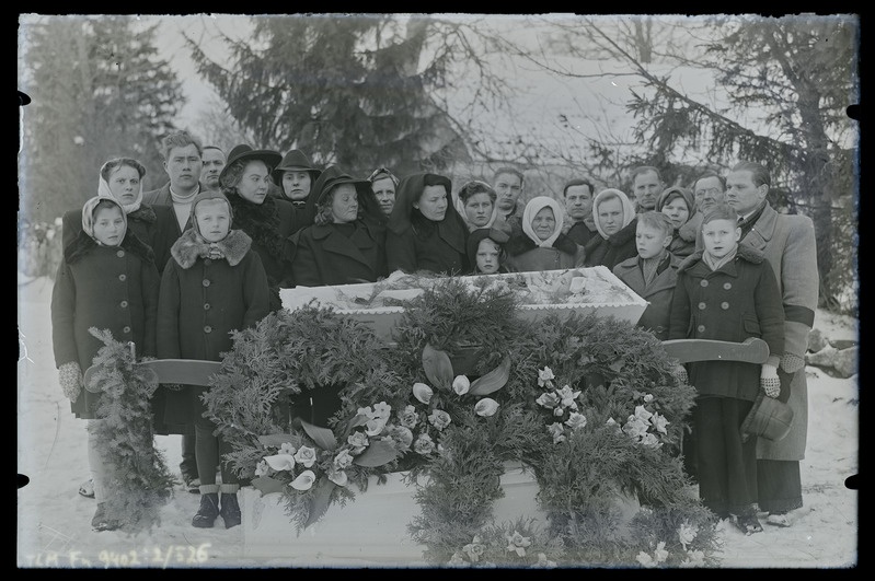 Grupipilt: Salme Ehala lapse matused, leinajad kirstu juures