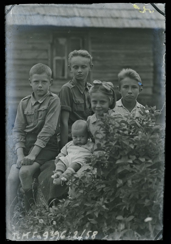 Grupipilt: viis last - Lembit Kivistu, Vaike Kivistu, Heinard Siimon, 2 tundmatut