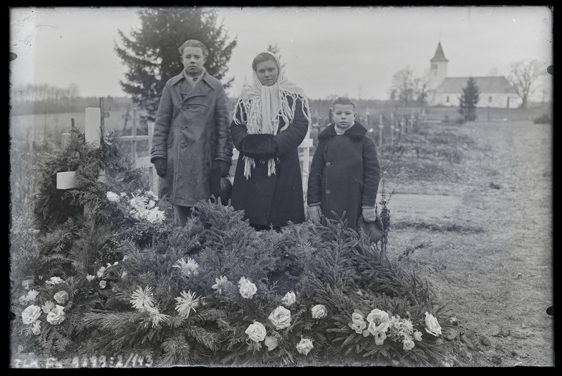 Grupipilt: Üüdiku peremehe matuselised kalmu juures