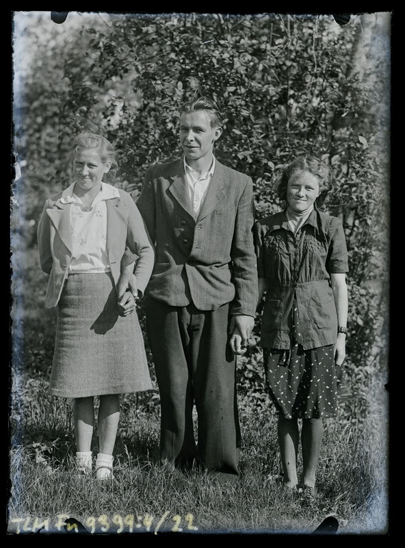 Grupipilt: mees ja kaks naist, tundmatud