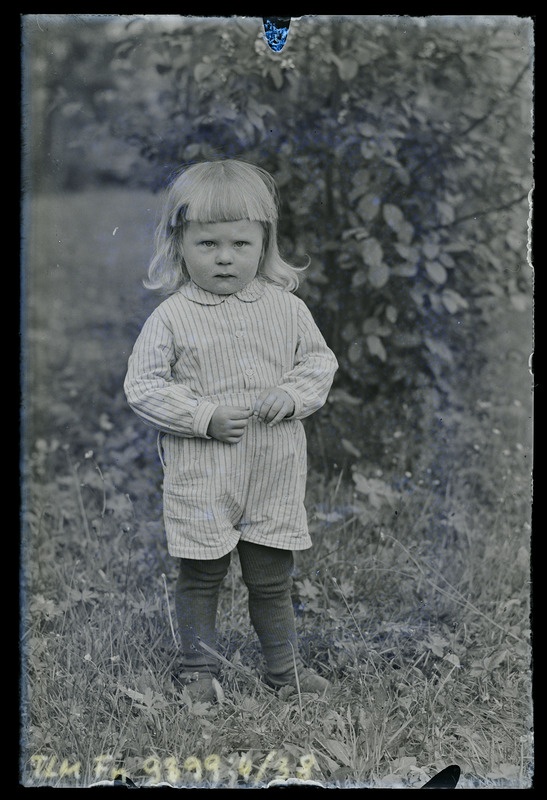 Täisportree: tundmatu väikelaps