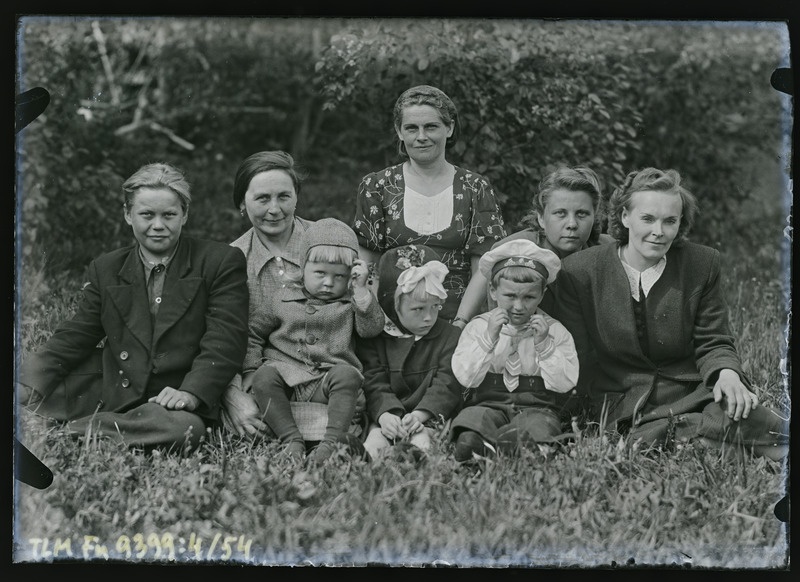 Grupipilt: tundmatud, paremalt 1. Ellen Orav