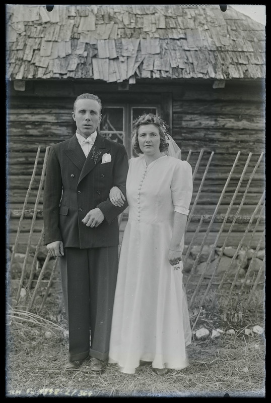 Kaksikportree noorpaarist: Leida ja Hugo Pääsuke  pulmapäeval