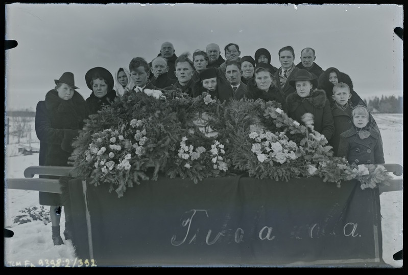 Grupipilt: Leida Angelbachi ema matus, matuselised kirstu juures