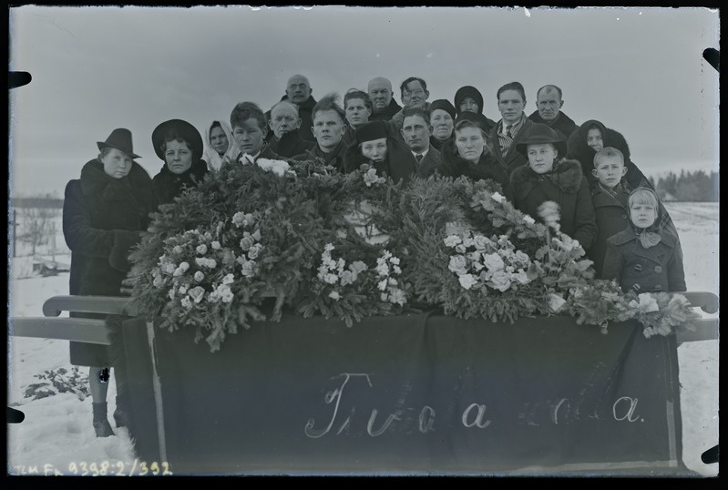 Grupipilt: Leida Angelbachi ema matus, matuselised kirstu juures
