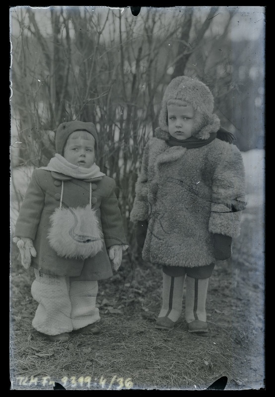 Kaks tundmatut last talveriietes