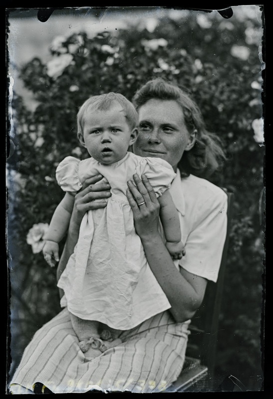 Kaksikportree: naine ja väikelaps - tundmatud