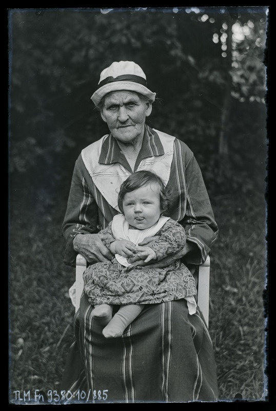 Portree: Maria Mäger’i ema koos tundmatu väikelapsega