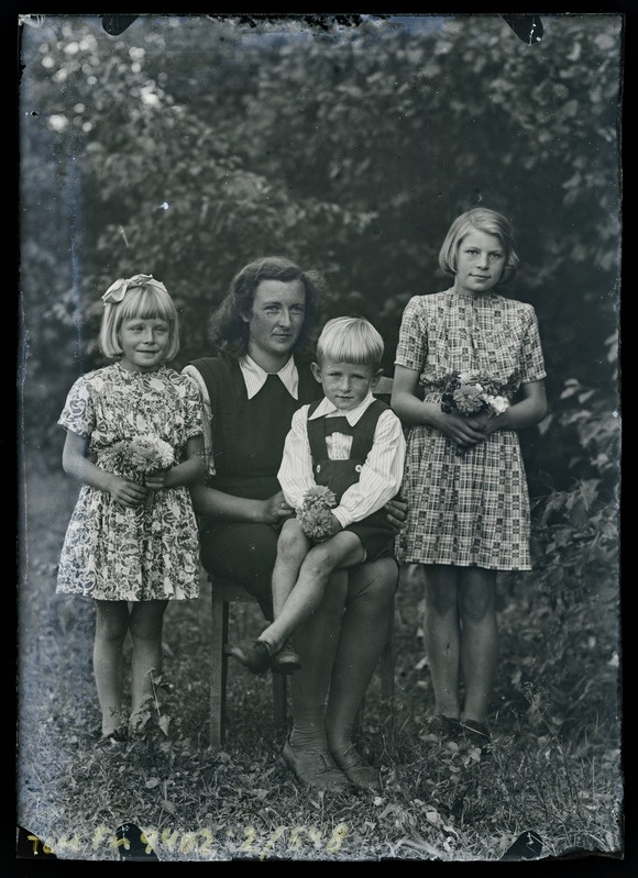 Grupipilt: Tiiu Kull, Luise Kull, Villu Kull, Leili Kull