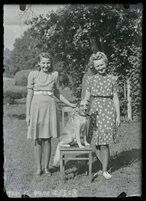 Grupipilt: kaks naist ja koer - paremal Viive Sommer