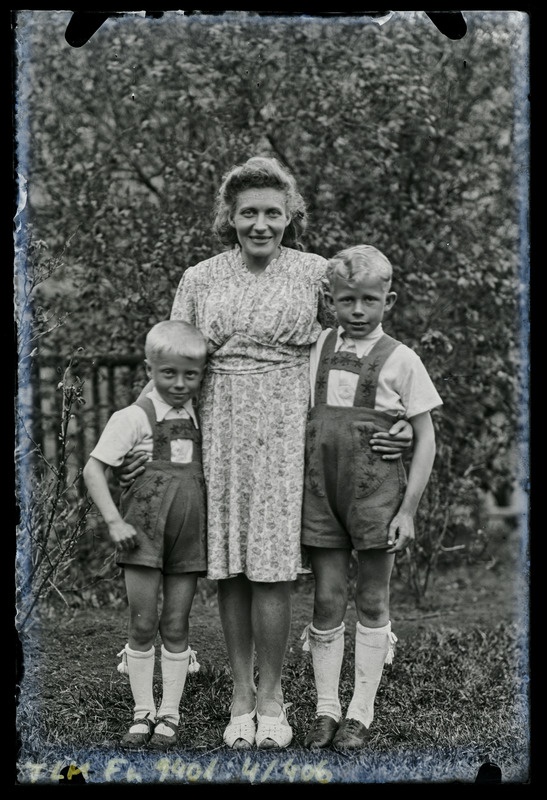 Grupipilt: naine ja kaks poissi - perekond Niklused