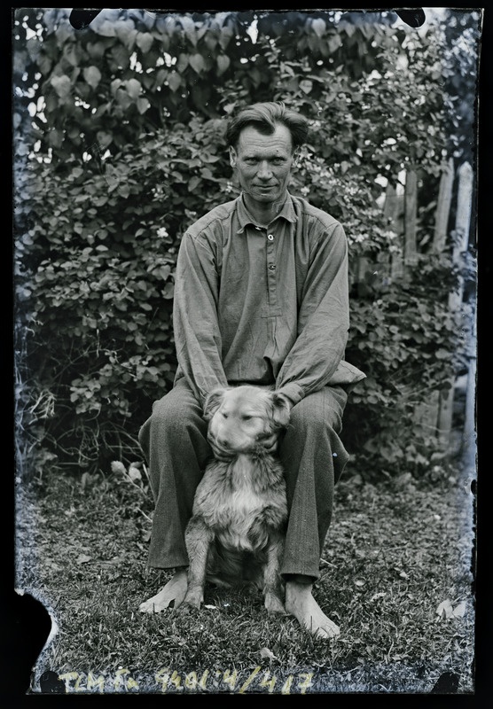 Täisportree: Gustav Mikita, koeraga