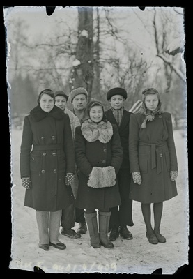 Grupipilt: 1. rida: Helme Puurand; 2. rida: Aino Puulaid, Endel Puulaid, Raimond Tamm, Enno Saueauk, tundmatu  similar photo