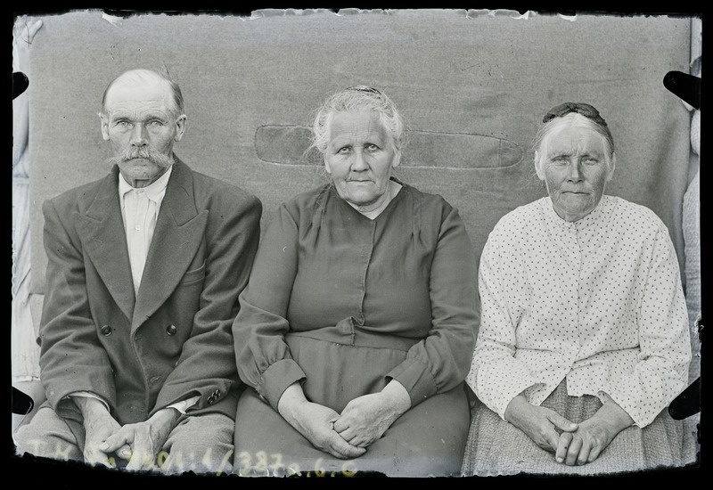 Portreed: kolm tundmatut - mees ja kaks naist