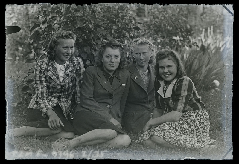 Grupipilt: vasakult - tundmatu, Helis Siimon, Helene Aava, Velli Aro