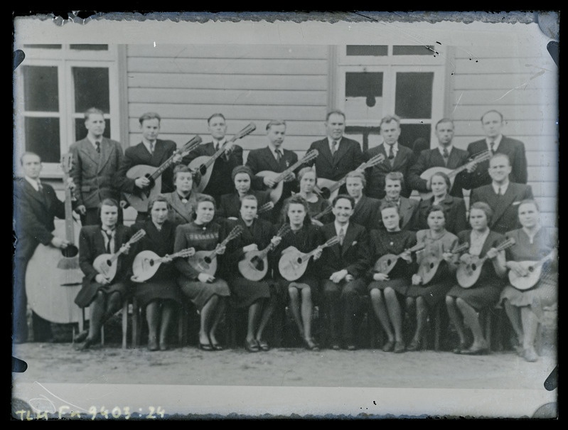 Grupipilt: mandoliiniorkestri liikmed pillidega