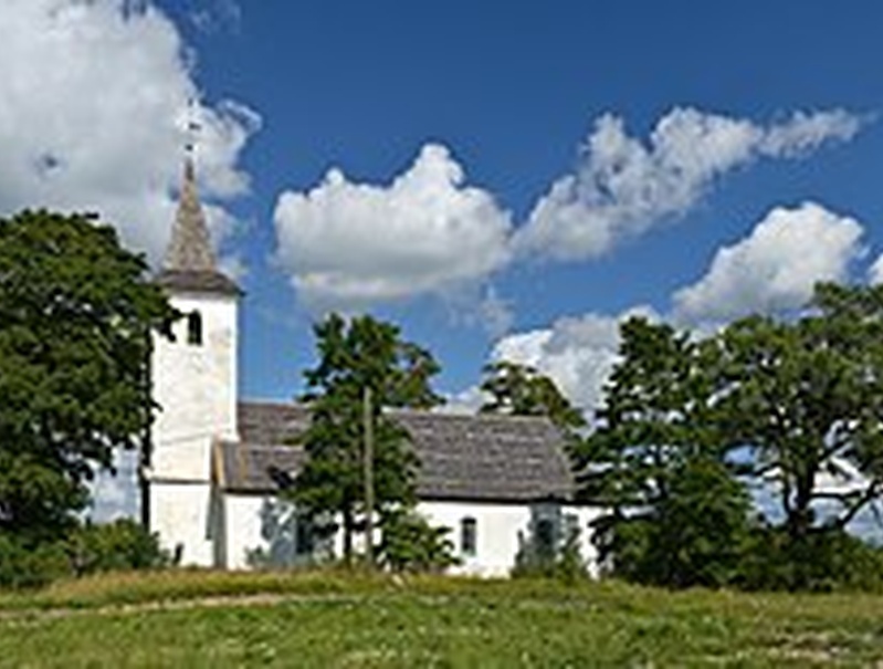 Vaade: Tuhala kirik, esiplaanil autobuss ja veoauto. Tuhala kiriku koguduse ekskursioon. rephoto