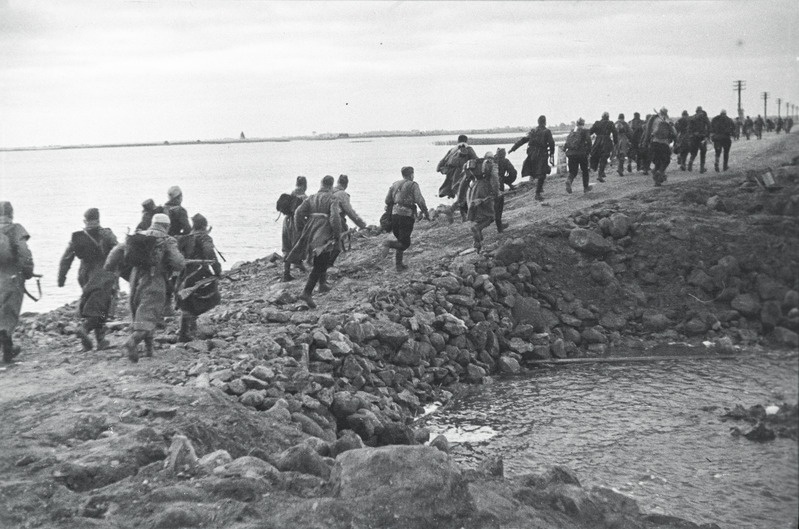 Eesti Laskurkorpuse väeosad Muhu väina  lahingutes teel Saaremaale Väikese Väina tammil.