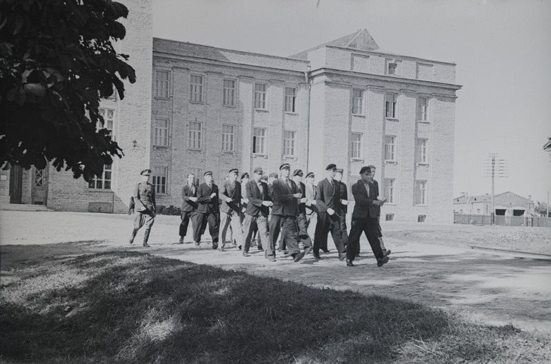 Üliõpilased riigikaitse tunnis. Tallinna Tehnikaülikool. Asutatud 1936.a.
