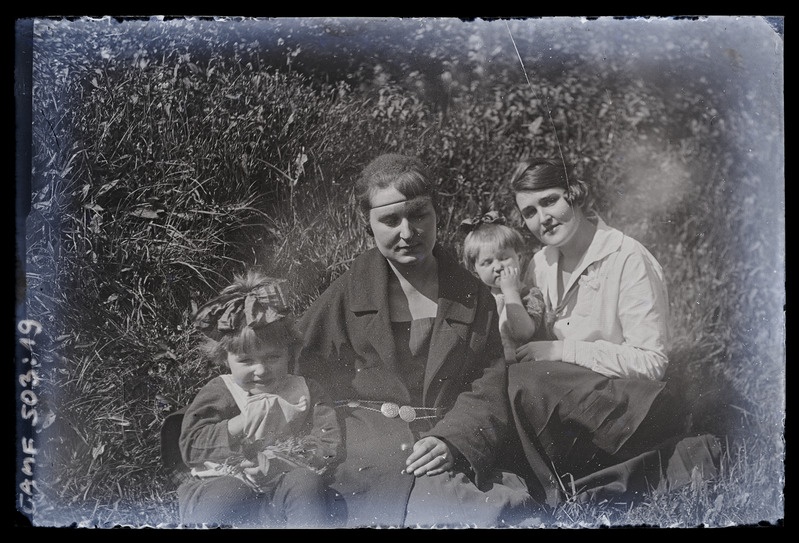 Kaks naist kahe väikese tüdrukuga looduses